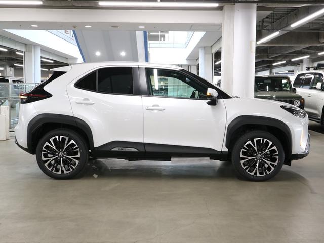 ヤリスクロス ハイブリッドＺ　アドベンチャー　４ＷＤ　登録済み未使用車　寒冷地仕様　ハンズフリーパワーバックドア　パノラミックビュー　純正８インチＤＡ＋　シート＆ステアヒーター　電動シート　セーフティセンス　ＢＳＭ＋ＳＥＡ　ＥＴＣ２．０　ＢＴオーディオ　フルセグ　ＨＤＭＩ（9枚目）