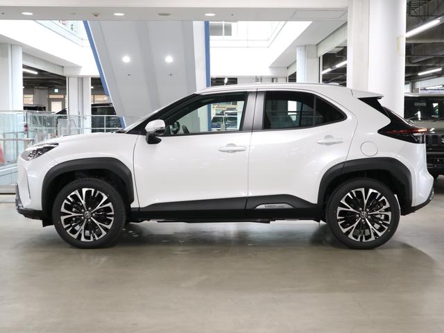 ヤリスクロス ハイブリッドＺ　アドベンチャー　４ＷＤ　登録済み未使用車　寒冷地仕様　ハンズフリーパワーバックドア　パノラミックビュー　純正８インチＤＡ＋　シート＆ステアヒーター　電動シート　セーフティセンス　ＢＳＭ＋ＳＥＡ　ＥＴＣ２．０　ＢＴオーディオ　フルセグ　ＨＤＭＩ（10枚目）