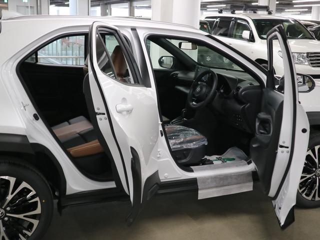 ヤリスクロス ハイブリッドＺ　アドベンチャー　４ＷＤ　登録済み未使用車　寒冷地仕様　ハンズフリーパワーバックドア　パノラミックビュー　純正８インチＤＡ＋　シート＆ステアヒーター　電動シート　セーフティセンス　ＢＳＭ＋ＳＥＡ　ＥＴＣ２．０　ＢＴオーディオ　フルセグ　ＨＤＭＩ（12枚目）