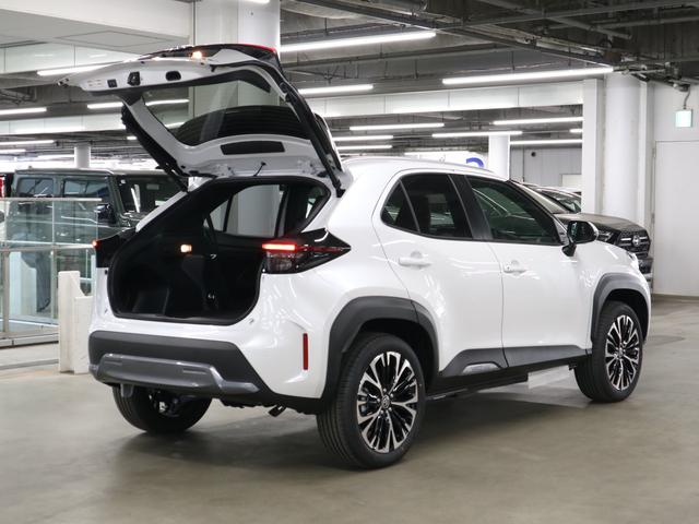 ヤリスクロス ハイブリッドＺ　アドベンチャー　４ＷＤ　登録済み未使用車　寒冷地仕様　ハンズフリーパワーバックドア　パノラミックビュー　純正８インチＤＡ＋　シート＆ステアヒーター　電動シート　セーフティセンス　ＢＳＭ＋ＳＥＡ　ＥＴＣ２．０　ＢＴオーディオ　フルセグ　ＨＤＭＩ（18枚目）