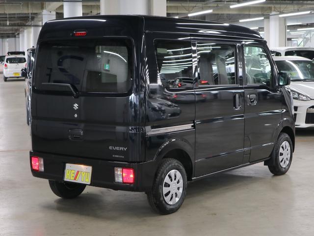 エブリイ ＰＣ　届出済未使用車　デュアルカメラブレーキサポート　誤発進抑制機能　車線逸脱警報　リヤパーキングセンサー　シートヒーター　両側スライドドア　オーバーヘッドシェルフ　ＵＳＢ端子　電動格納ドアミラー　パワーウインドウ　ＬＥＤヘッドランプ　ハイビームアシスト（3枚目）