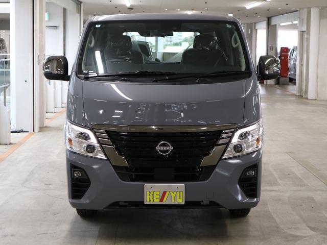 キャラバン ロンググランドプレミアムＧＸ　登録済未使用車　寒冷地仕様　インテリルームミラー　アラウンドビューモニター　シートヒーター　ワンタッチオートスライドドア　衝突軽減ブレーキ　インテリクルーズ　車線逸脱警報　インテリキー　フロント・バックソナー　ＬＥＤヘッドライト（5枚目）