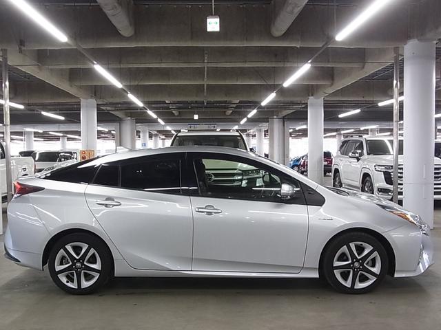 プリウス Sツーリングセレクション 寒冷地仕様 セーフティセンス レーダークルーズ 車線逸脱警報 シートヒーター 合皮シート 純正ナビ Bluetoothオーディオ TV CD再生 AUX クリアランスソナー LEDライト 純正17AW(9枚目)