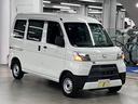 ハイゼットカーゴ デラックス SAIII ハイルーフ スマートアシスト3 誤発進抑制機能 車線逸脱警報 オートハイビーム LEDヘッドランプ 純正ラジオデッキ オーバーヘッドシェルフ アイドリングストップ パワーウインドウ エアコン キーレス スペアキー(5枚目)