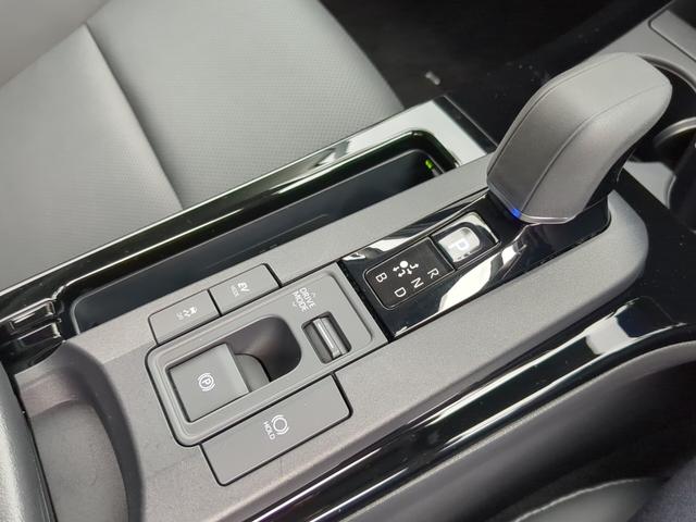 プリウス Ｚ　大画面ナビＴＶ　全方位モニター　チームメイト　電動バックドア　黒革シートヒーター　禁煙車（17枚目）