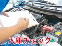 入庫後は車の下回りから確認します。通常では見えない瑕疵や足回りの状態、マフラーなどの排気系を入念に検査します。このような検査を、複数の査 定士・整備士により、全車ダブルチェックを行っています。