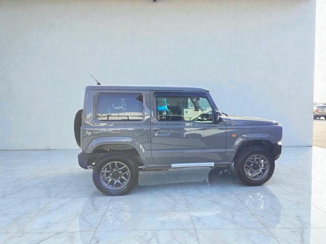 ジムニー ＸＣ　届出済み未使用車　メーカー保証継承　５型　デュアルセンサーブレーキサポートＩＩ　アダプティブクルーズコントロール　車線逸脱抑制機能　純正マット・バイザー（9枚目）