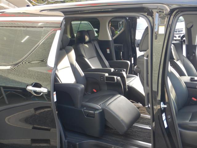 アルファードハイブリッド ＳＲ　Ｃパッケージ　メーカー１０．５型ナビＴＶ・後席１３．３型フリップダウンモニター・ツインムーンルーフ・デジタルインナーミラー・・両側パワースライドドア・パワーバックドア・１００ｖ電源コンセント・スマートキー（13枚目）