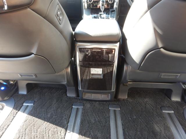 ヴェルファイア ２．５Ｚ　Ｇエディション　アルパイン１１型ナビＴＶ・１２．８型フリップダウンモニター・合成皮革エグゼクティブパワーシート・ツインムーンルーフ・３眼ＬＥＤヘッドライト・シーケンシャルターンランプ・モデリスタエアロ・スマートキー（25枚目）