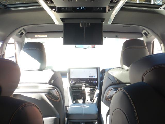 アルファードハイブリッド Ｚ　１４インチディスプレイナビＴＶ・パノラミックビュー・１３．２型有機ＥＬ後席ディスプレイ・合成皮革エグゼクティブパワーシート・デジタルインナーミラー・ブラインドスポットモニター・パワーバックドア（9枚目）