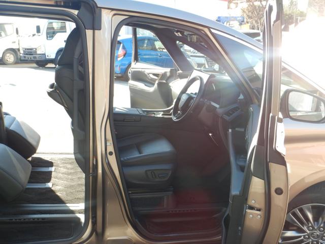 アルファードハイブリッド Ｚ　１４インチディスプレイナビＴＶ・パノラミックビュー・１３．２型有機ＥＬ後席ディスプレイ・合成皮革エグゼクティブパワーシート・デジタルインナーミラー・ブラインドスポットモニター・パワーバックドア（12枚目）