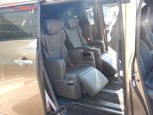 アルファードハイブリッド Ｚ　１４インチディスプレイナビＴＶ・パノラミックビュー・１３．２型有機ＥＬ後席ディスプレイ・合成皮革エグゼクティブパワーシート・デジタルインナーミラー・ブラインドスポットモニター・パワーバックドア（13枚目）