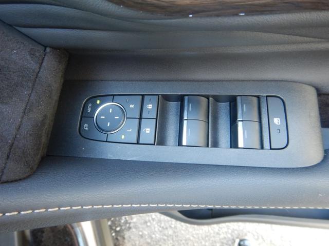 アルファードハイブリッド Ｚ　１４インチディスプレイナビＴＶ・パノラミックビュー・１３．２型有機ＥＬ後席ディスプレイ・合成皮革エグゼクティブパワーシート・デジタルインナーミラー・ブラインドスポットモニター・パワーバックドア（18枚目）