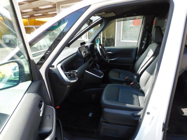 ノア ハイブリッドＳ－Ｚ　１０．５インチオーディオＰｌｕｓ＆１４インチ後席　３眼プロジェクター　ブラインドスポット　ユニバーサルステップ　ドライビングサポート＆快適利便パッケージＨｉ　トヨタチームメイト　寒冷地仕様　前後Ｄレコ（5枚目）