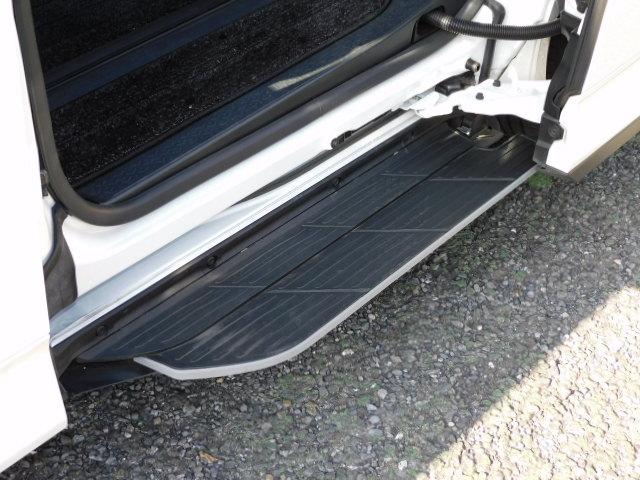 ノア ハイブリッドＳ－Ｚ　１０．５インチオーディオＰｌｕｓ＆１４インチ後席　３眼プロジェクター　ブラインドスポット　ユニバーサルステップ　ドライビングサポート＆快適利便パッケージＨｉ　トヨタチームメイト　寒冷地仕様　前後Ｄレコ（7枚目）