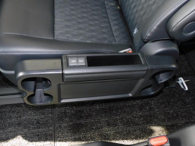 ノア ハイブリッドＳ－Ｚ　１０．５インチオーディオＰｌｕｓ＆１４インチ後席　３眼プロジェクター　ブラインドスポット　ユニバーサルステップ　ドライビングサポート＆快適利便パッケージＨｉ　トヨタチームメイト　寒冷地仕様　前後Ｄレコ（8枚目）