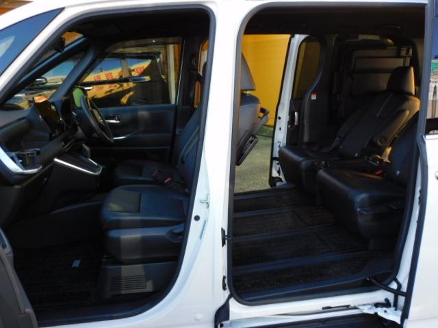 ノア ハイブリッドＳ－Ｚ　１０．５インチオーディオＰｌｕｓ＆１４インチ後席　３眼プロジェクター　ブラインドスポット　ユニバーサルステップ　ドライビングサポート＆快適利便パッケージＨｉ　トヨタチームメイト　寒冷地仕様　前後Ｄレコ（12枚目）