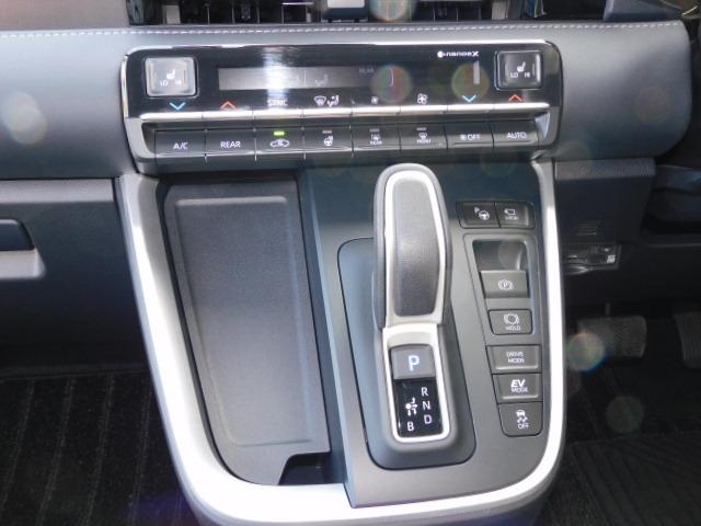 ノア ハイブリッドＳ－Ｚ　１０．５インチオーディオＰｌｕｓ＆１４インチ後席　３眼プロジェクター　ブラインドスポット　ユニバーサルステップ　ドライビングサポート＆快適利便パッケージＨｉ　トヨタチームメイト　寒冷地仕様　前後Ｄレコ（25枚目）