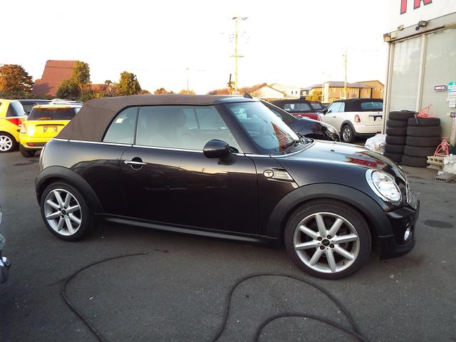 ＭＩＮＩ クーパー　コンバーチブル　ハイゲート　ワンオーナー特別限定車禁煙車電動オープンカー本革シート（17枚目）