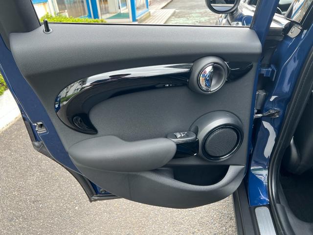ワン レーダー探知器 ターボ 禁煙車 アイドリングストップ USB接続 革巻きハンドル プッシュスタート マニュアルモード ETC 純正15インチアルミホイール 走行距離24075 1200cc(44枚目)
