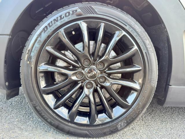 ＭＩＮＩ クーパーＳ　クラブマン　純正ナビ　ＢＴオーディオ　バックカメラ　ＵＳＢ接続　音楽録音機能　クルーズコントロール　ＥＴＣ２．０　ＬＥＤライト　ＬＥＤフロントフォグ　デイライト　純正アルミ　禁煙車　リアソナー　オートワイパー（28枚目）