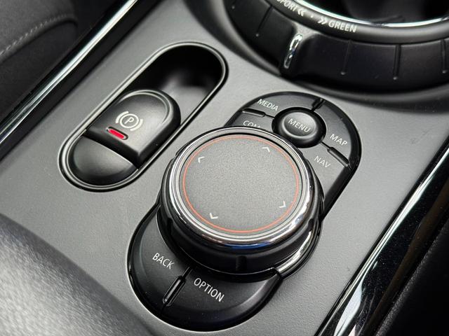 ＭＩＮＩ クーパーＳ　クラブマン　純正ナビ　ＢＴオーディオ　バックカメラ　ＵＳＢ接続　音楽録音機能　クルーズコントロール　ＥＴＣ２．０　ＬＥＤライト　ＬＥＤフロントフォグ　デイライト　純正アルミ　禁煙車　リアソナー　オートワイパー（38枚目）