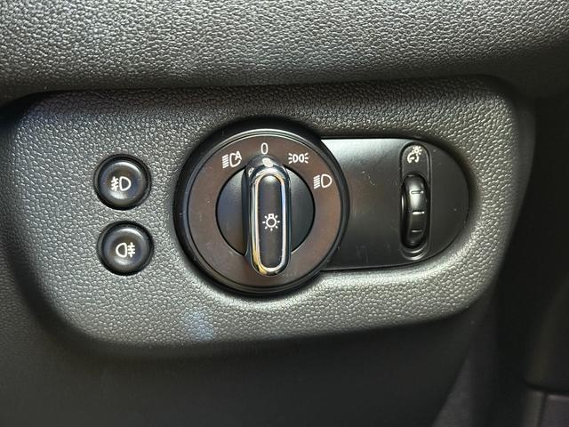 ＭＩＮＩ クーパーＳ　クラブマン　純正ナビ　ＢＴオーディオ　バックカメラ　ＵＳＢ接続　音楽録音機能　クルーズコントロール　ＥＴＣ２．０　ＬＥＤライト　ＬＥＤフロントフォグ　デイライト　純正アルミ　禁煙車　リアソナー　オートワイパー（41枚目）