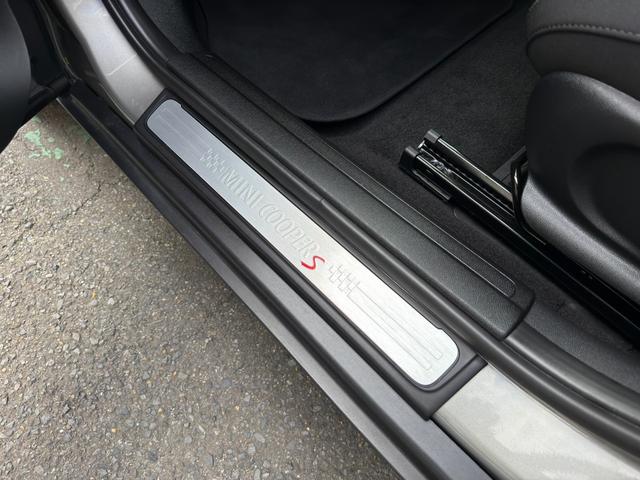 ＭＩＮＩ クーパーＳ　クラブマン　純正ナビ　ＢＴオーディオ　バックカメラ　ＵＳＢ接続　音楽録音機能　クルーズコントロール　ＥＴＣ２．０　ＬＥＤライト　ＬＥＤフロントフォグ　デイライト　純正アルミ　禁煙車　リアソナー　オートワイパー（56枚目）