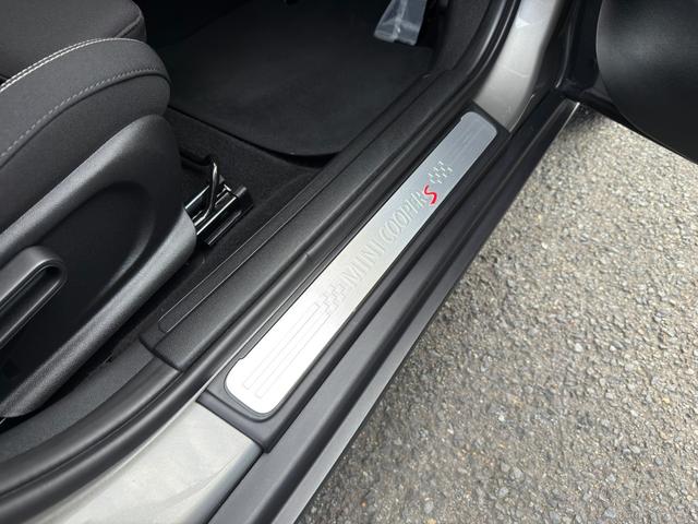 ＭＩＮＩ クーパーＳ　クラブマン　純正ナビ　ＢＴオーディオ　バックカメラ　ＵＳＢ接続　音楽録音機能　クルーズコントロール　ＥＴＣ２．０　ＬＥＤライト　ＬＥＤフロントフォグ　デイライト　純正アルミ　禁煙車　リアソナー　オートワイパー（57枚目）