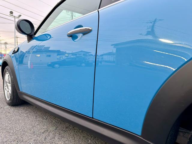 MINI クーパー クーペ レザーシート HIDヘッドライト 純正アルミホイール パドルシフト 社外シートヒーター リアソナー 電動リアスポイラー 社外デジタルインナーミラー オートエアコン 禁煙車 カイトブルー ETC(22枚目)