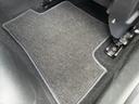 足元のフロアマットも全席クリーニング済みで快適にお乗りいただけます!