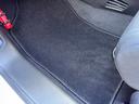 足元のフロアマットも全席クリーニング済みで快適にお乗りいただけます！