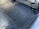 足元のフロアマットも全席クリーニング済みで快適にお乗りいただけます！