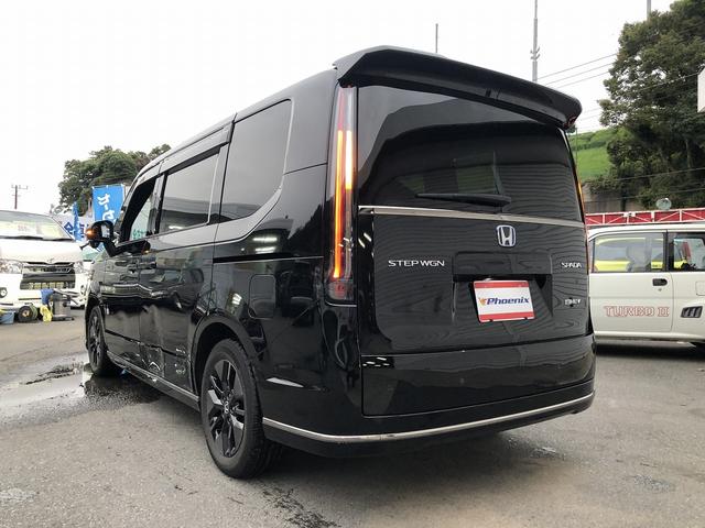 ステップワゴン ｅ：ＨＥＶスパーダ　ホンダセンシング　９インチナビ　ＢＴ・ＵＳＢ・カープレイ接続　マルチビューカメラ　フリップダウンモニター　デジタルミラー　前後ドラレコ　電動ゲート　１タッチＷパワスラ　ヒーター付半革シート　オットマン（9枚目）