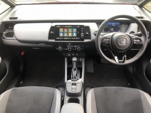 フィット ｅ：ＨＥＶ　ＲＳ　ホンダセンシング　９インチＳＤナビ　フルセグＴＶ　Ｂｌｕｅｔｏｏｔｈ接続　カープレイ　バックカメラ　ハーフレザー　ＥＴＣ２．０　ＬＥＤオートライト　ＵＳＢ充電　パドルシフト　ステアスイッチ　ＣＭＢＳ（3枚目）