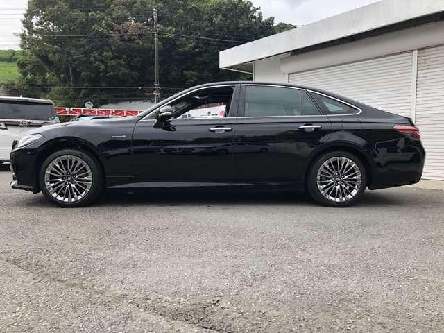 クラウンハイブリッド Ｇ－エグゼクティブ　Ｆｏｕｒ　メーカーナビ　プレミアムサウンド　電動ムーンルーフ　パノラミックビューモニタ　パーキングアシスト　デジタルミラー　ＡＣ１００Ｖ電源　ワイヤレス充電　セーフティＳ　温冷本革シート　３眼ＬＥＤ　ＥＴＣ（10枚目）