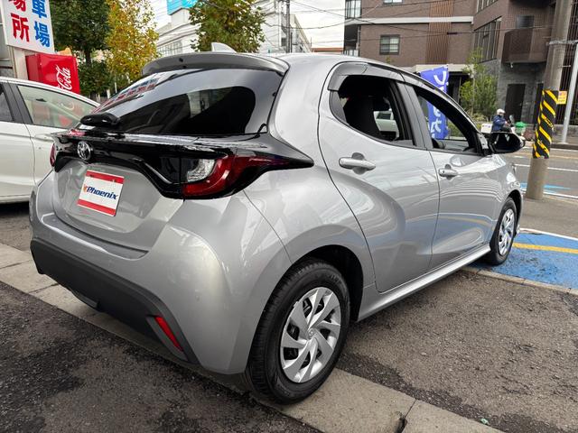 ヤリス Ｘ　ワンオーナー・禁煙車・走行１３００キロ・純正ナビ・Ｂｌｕｅｔｏｏｔｈ・ステアリモコン・バックカメラ・ＥＴＣ・ドラレコ・ブレーキサポート・ソナー・標識認識・オートライト・ハイビーム・保証書（6枚目）