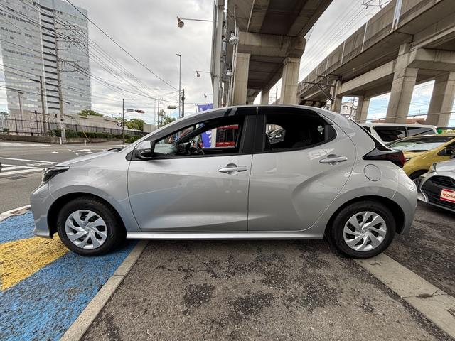 ヤリス Ｘ　ワンオーナー・禁煙車・走行１３００キロ・純正ナビ・Ｂｌｕｅｔｏｏｔｈ・ステアリモコン・バックカメラ・ＥＴＣ・ドラレコ・ブレーキサポート・ソナー・標識認識・オートライト・ハイビーム・保証書（9枚目）