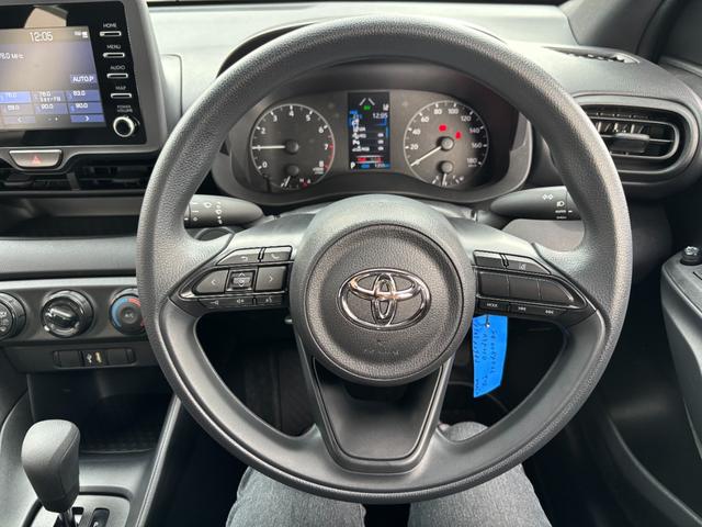 ヤリス Ｘ　ワンオーナー・禁煙車・走行１３００キロ・純正ナビ・Ｂｌｕｅｔｏｏｔｈ・ステアリモコン・バックカメラ・ＥＴＣ・ドラレコ・ブレーキサポート・ソナー・標識認識・オートライト・ハイビーム・保証書（12枚目）