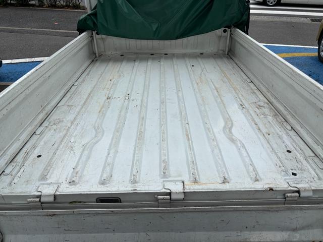 キャリイトラック ＫＵ　・修復歴無し・エアコン・パワステ・５ＭＴ・荷台シート・ユーザー買取車・ナビ・ＥＴＣ・三方開・フロアマット・バイザー（6枚目）