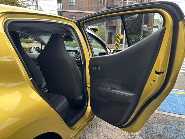 アクア Ｘ　・禁煙車・走行２５００キロ・純正ナビ・Ｂｌｕｅｔｏｏｔｈ・全方位カメラ・ステアリモコン・追従クルコン・車線逸脱支援・舵角支援・ＳＯＳコール・ＬＥＤオートライト・前後ドラレコ・ＥＴＣ・保証書（45枚目）