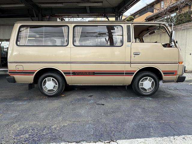 キャラバンコーチ ＳＧＬ　シルクロードリミテッド・ワンオーナー車・修復歴無し・禁煙車・２列目回転シート・走行３１５８４ｋｍ・後期・角目４灯・大型サンルーフ・ノーマル車・５速マニュアル・エアコン・パワステ・リアヒーター（18枚目）