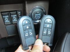 カバンやポケットに入れたままでもドアの施錠・解錠が可能なスマートキーを装備。エンジンのオン・オフ時もカギを取り出す必要が無いからとっても便利です！ 5