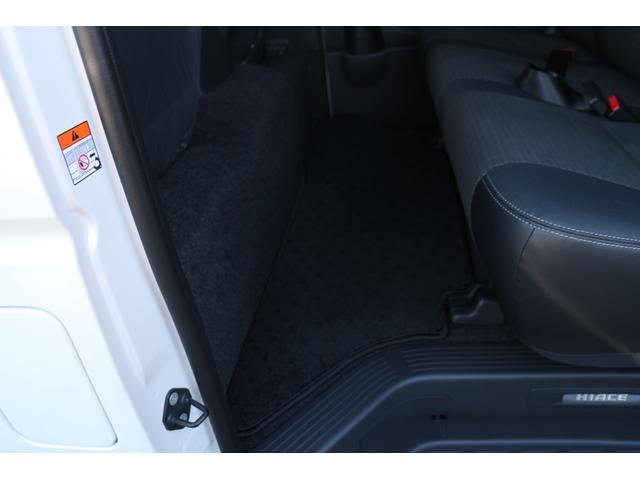 ハイエースバン ロングスーパーGL ダークプライムS 登録済未使用車 デジタルインナー パノラミックビュー 両側パワースライドドア ハーフレザーシート LEDヘッドライト フォグランプ トヨタセーフティセンス プッシュスタートスマートキー フロアマット(17枚目)
