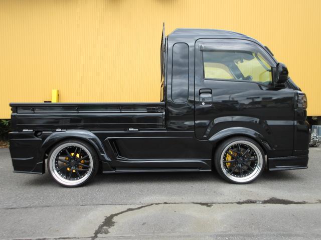 ハイゼットトラック ジャンボカスタム　翔プロデュースフルエアロ　ワークスフェンンダー　ＬＥＤテール　社外キャリパー　ローター　ＷＯＲＫ１７インチアルミ　パナソニック１０インチナビＴＶ　バックカメラ　ドライブレコーダー　ＥＴＣ　スマートキー（4枚目）