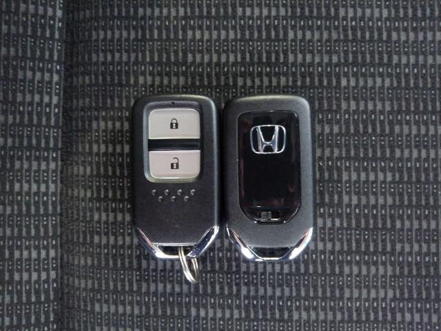 フィット 13G・Fパッケージファインエディション メモリーナビ リアカメラ ETC Bluetooth ドアバイザー ワンオーナー サイドカーテンエアバック オートリトラミラー オートエアコン BTオーディオ 電動格納ドアミラー インテリキー 禁煙車(9枚目)