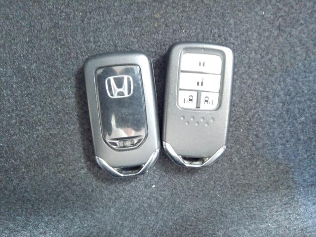 フリードハイブリッド ハイブリッド・クロスター　６人　ＨｏｎｄａＳＥＮＳＩＮＧ　前後ドラレコ　ディスプレイオーディオ　リアカメラ　ＥＴＣ　　ＬＥＤヘッドライト・フォグライト　前席シートヒーター　プラズマクラスター　両側電動スライドドア　純正アルミ（13枚目）