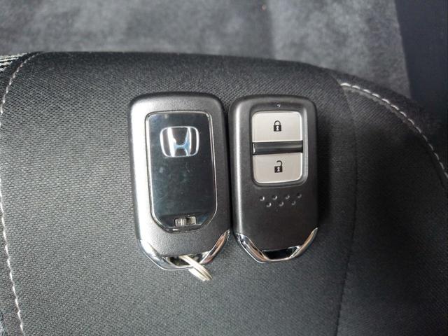 スマートキー付!キーを取り出さなくてもドアロックの施錠・開錠、エンジンの始動が出来ます!雨の日や荷物の多い日にとても便利ですね♪