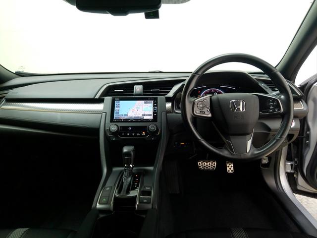 ドライバーを包み込むように、ディスプレーやスイッチ、コンソールを配置。座った瞬間から運転への期待が!空間そのものの心地よさにこだわっています。