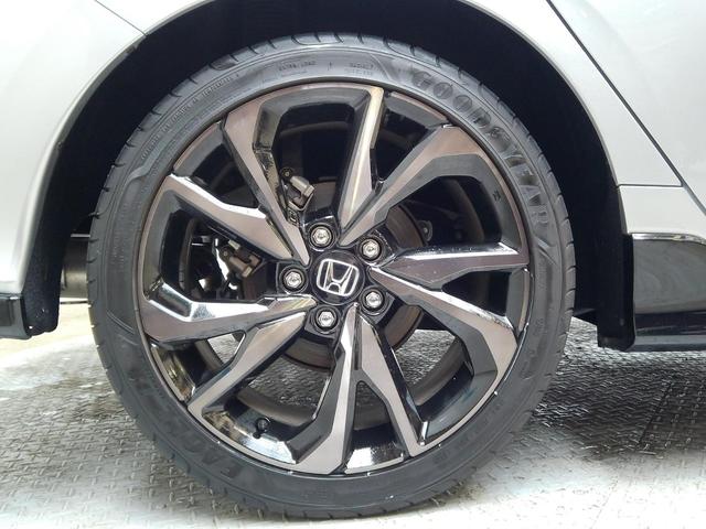 235−40−18タイヤと純正アルミホイールです。